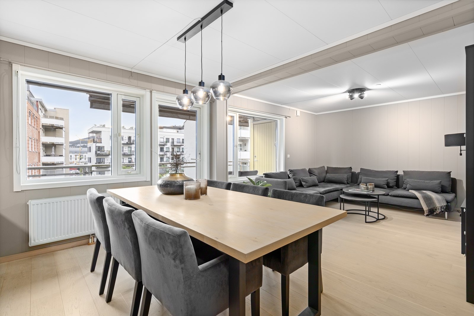 Leiligheten byr på en åpen og luftig løsning mellom stue og kjøkken, som skaper en sosial og innbydende atmosfære. Galleribilde