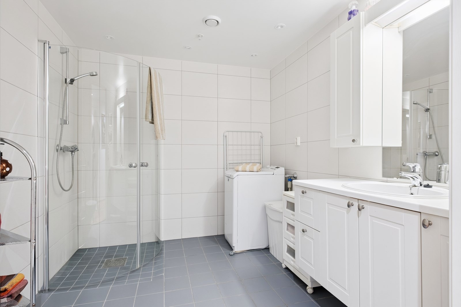 Pent flislagt bad/vaskerom Galleribilde