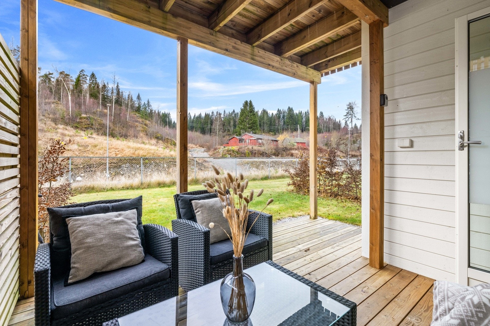 Overbygd markterrasse på ca. 11 kvm, med tilgang til felles hageområde. Galleribilde