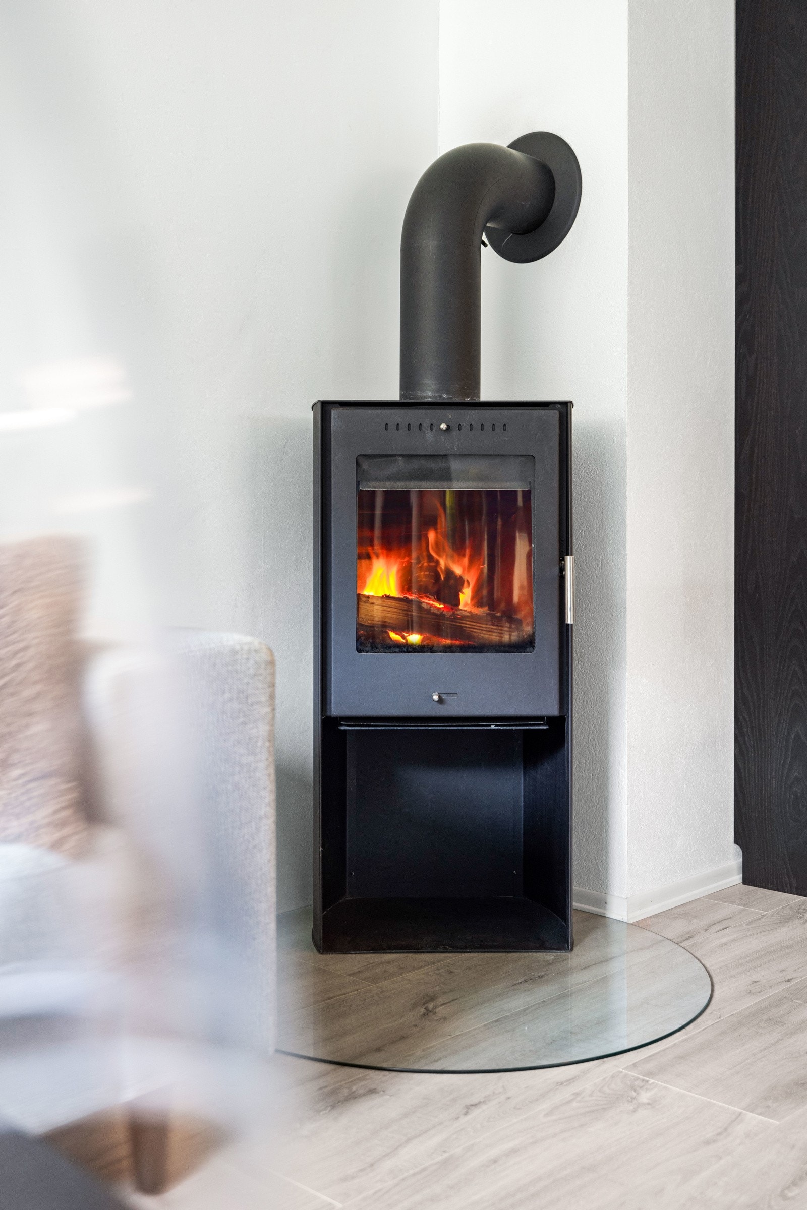 I hjørnet av stuen er det peisovn som gir ekstra hygge og god oppvarming. Galleribilde