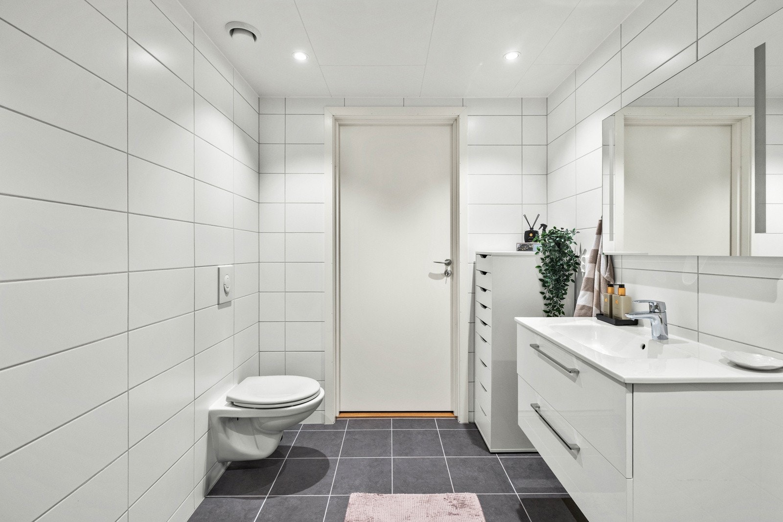 Badet har flislagte overflater, gulvvarme og downlights. Galleribilde