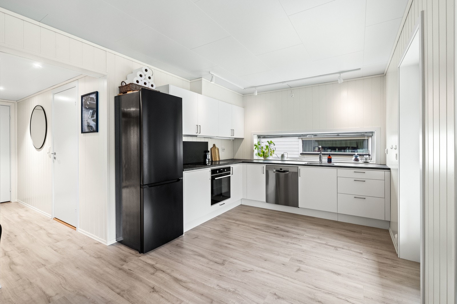 Fint kjøkken med gode lysforhold og romslig benkeplass. Galleribilde