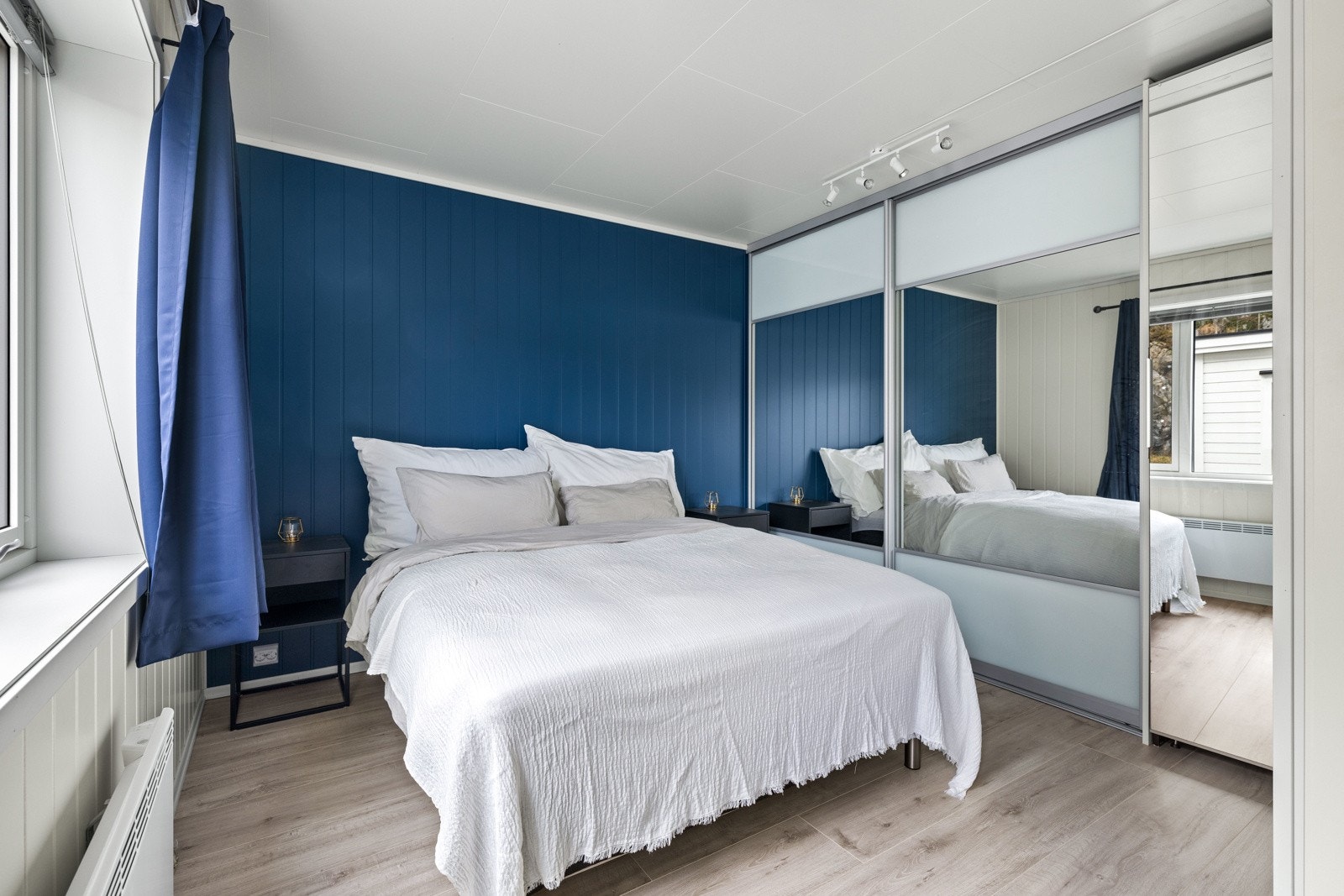 Stort og hyggelig soverom med skyvedørsgarderobe og plass til dobbeltseng. Galleribilde