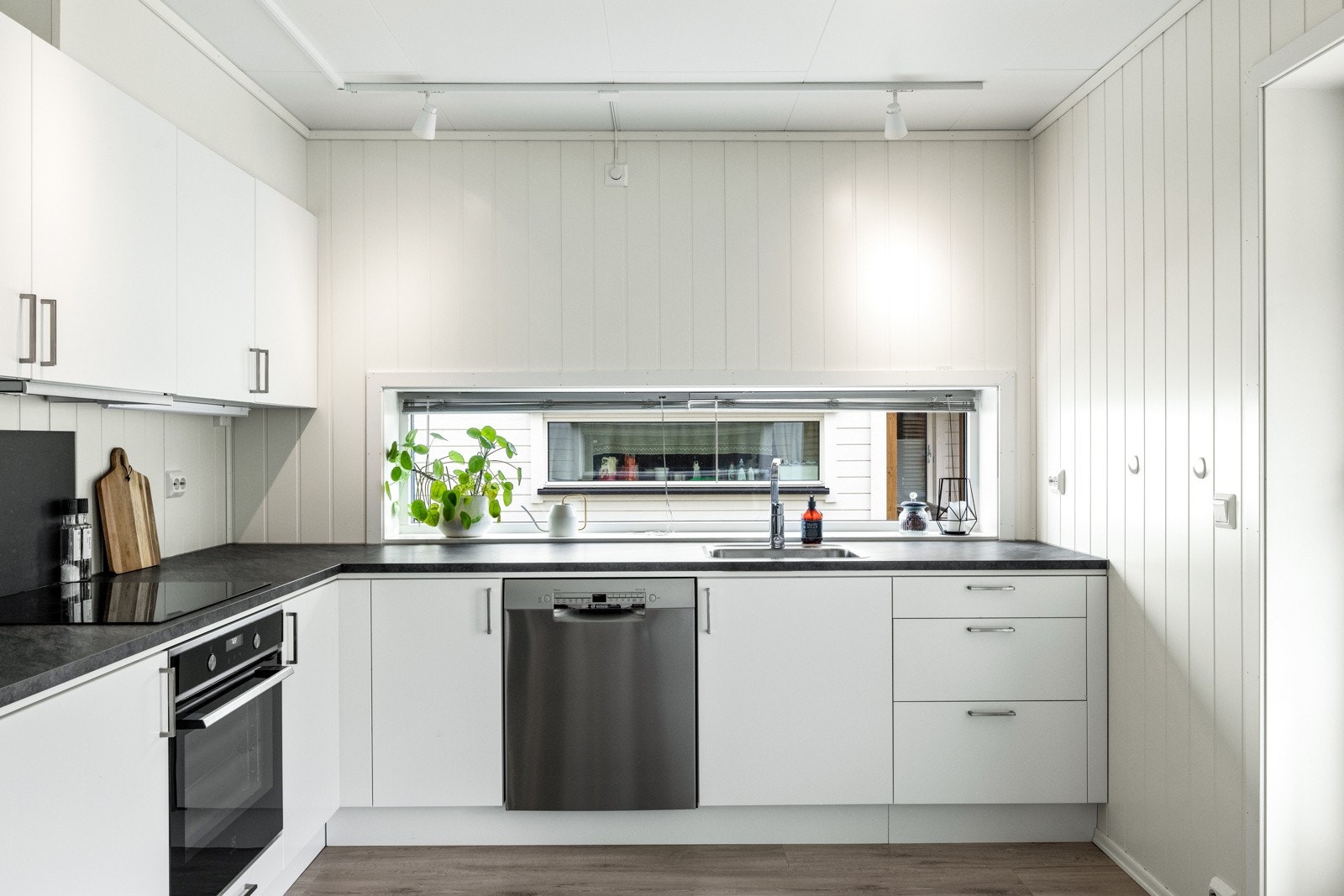 Kjøkkenet har slette fronter og laminat benkeplate. Galleribilde