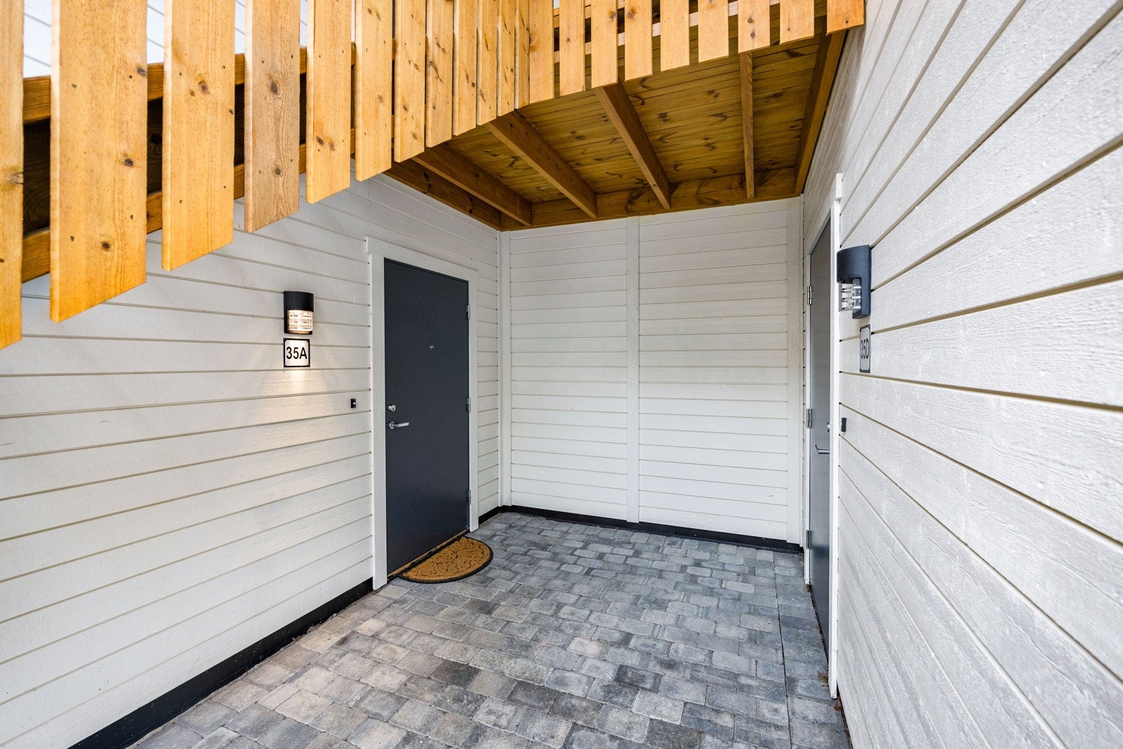 Egen inngangsdør i overbygd inngangsparti. Galleribilde