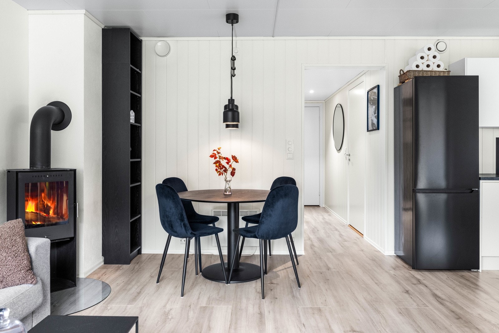 Et åpent allrom med plass til sofakrok og tv, samt spisestue. Galleribilde