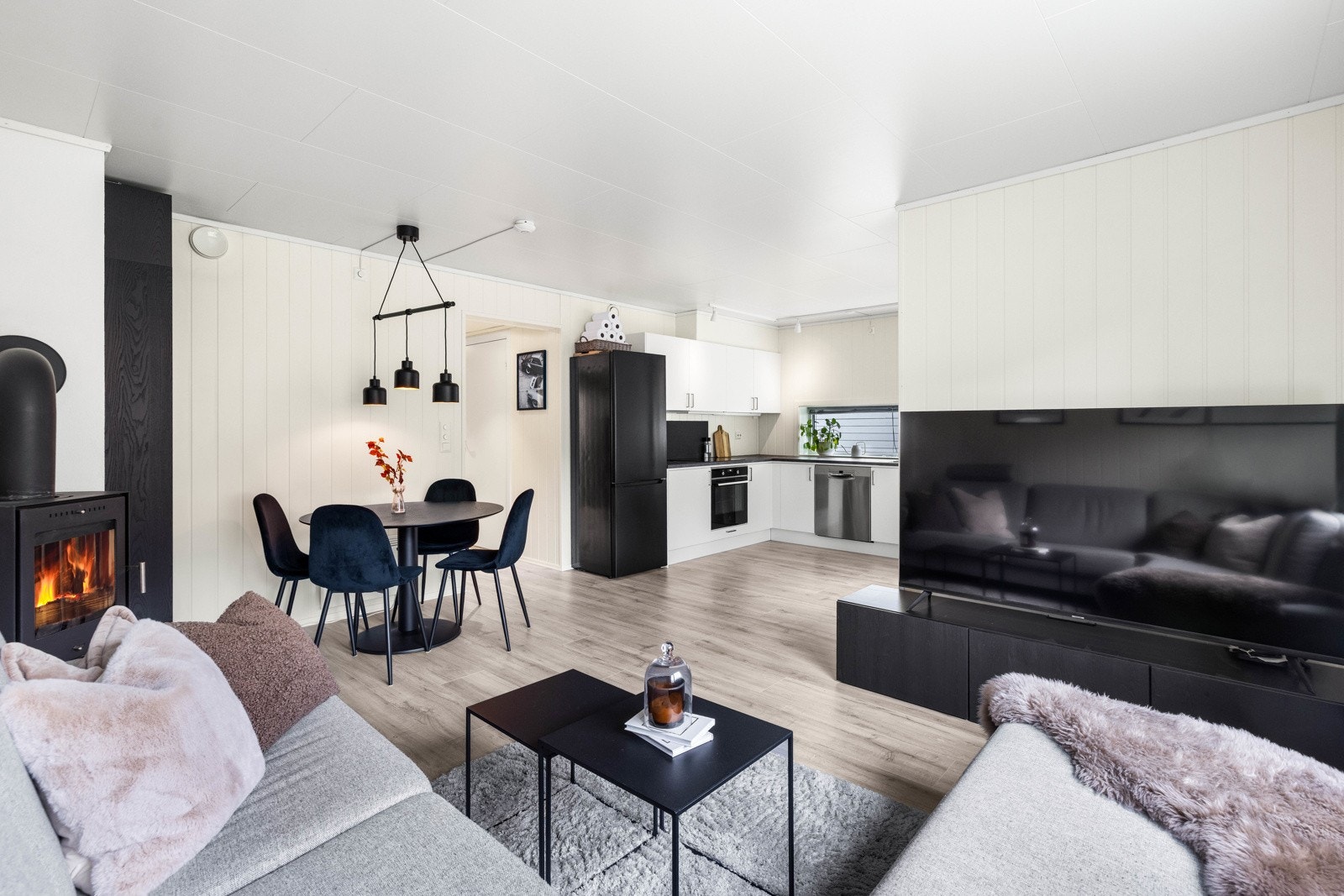 Leiligheten ligger i 1. etasje og småhus, og har usjenert terrasse, utebod og fast p-plass m/lader. Galleribilde