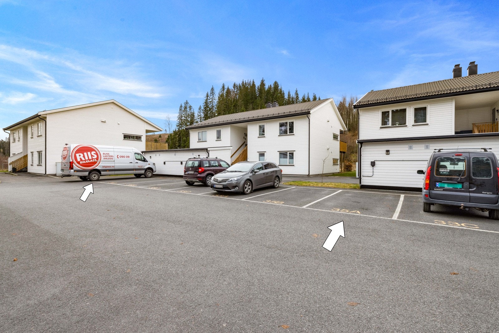 Det medfølger fast parkeringsplass med elbillader installert. Nåværende eier har i tillegg leid en ekstra plass (avtalen kan videredøres til ny eier). Galleribilde