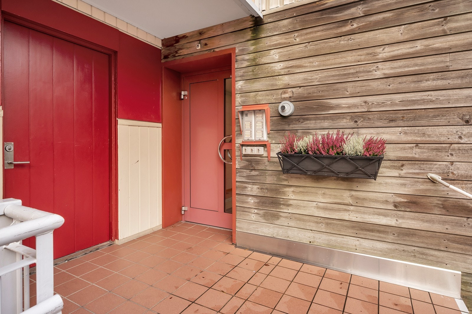 Delvis overbygd inngangsparti Galleribilde