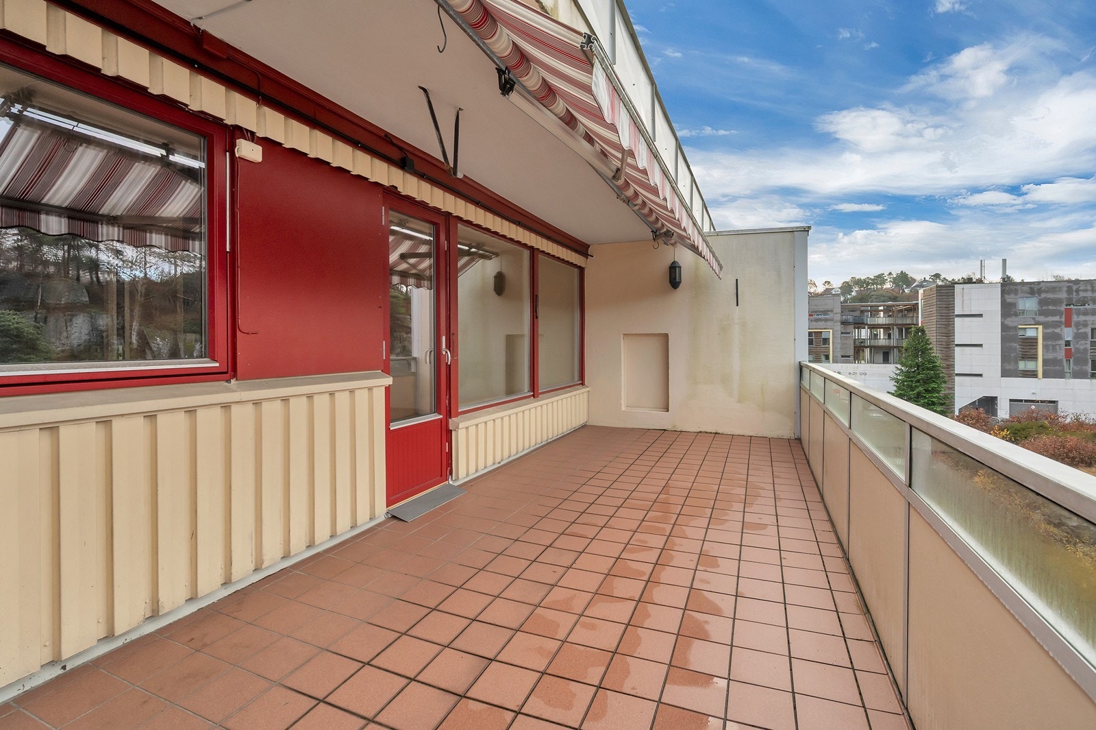 Stor balkong med plass til flere sittegrupper Galleribilde