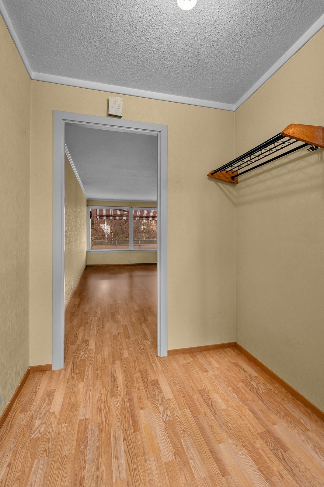 Gang med plass til å henge fra seg sko og ytterklær Galleribilde