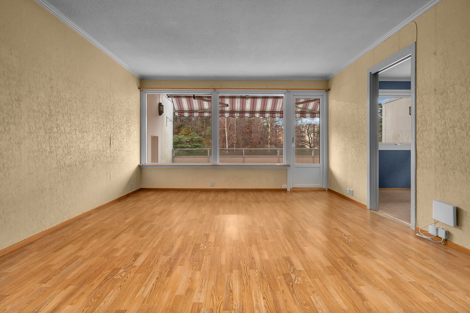 Stuen er av god størrelse med gode vindusflater som slipper inn rikelig av naturlig lys Galleribilde