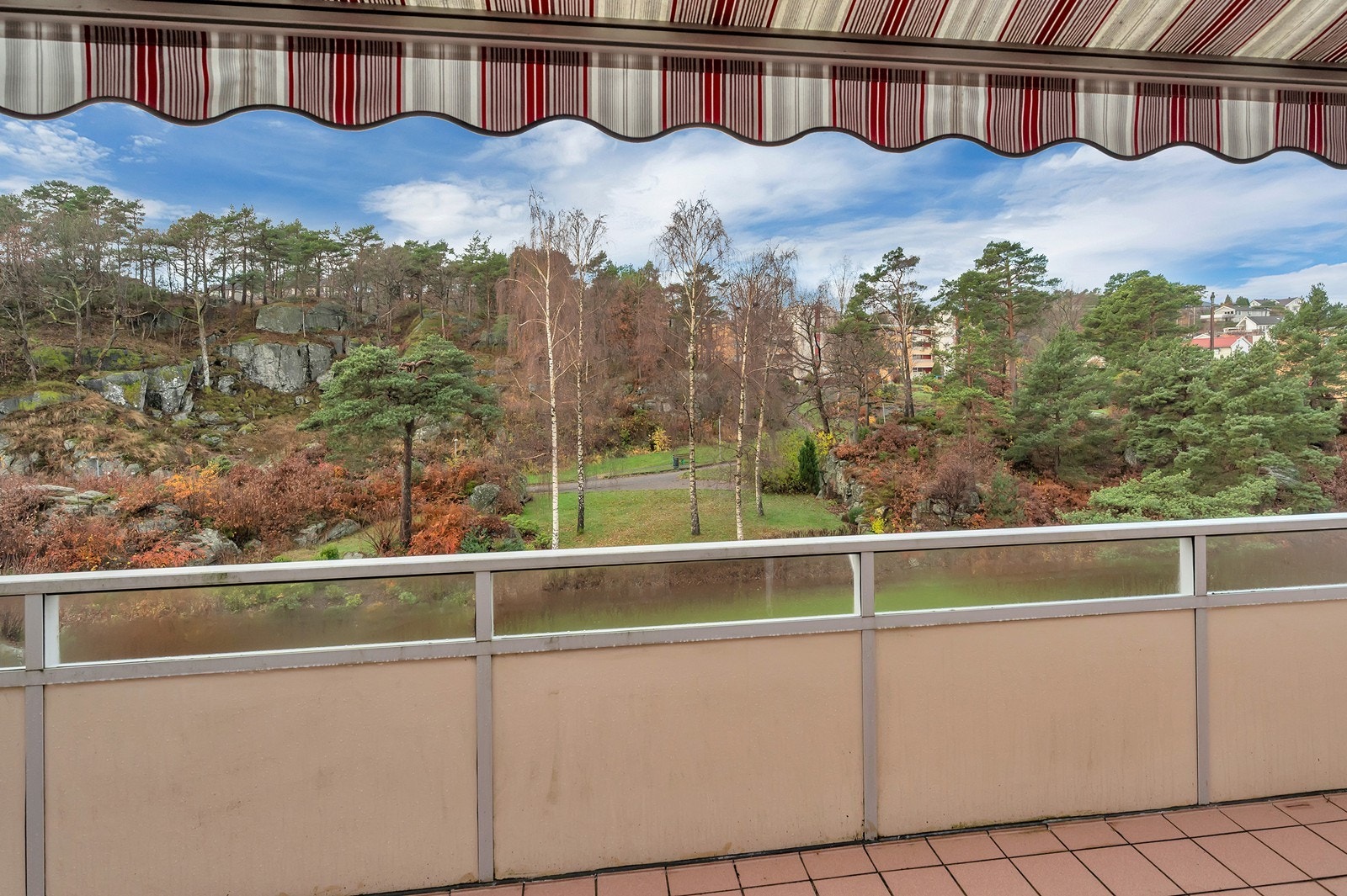 Fredfull utsikt fra balkong Galleribilde