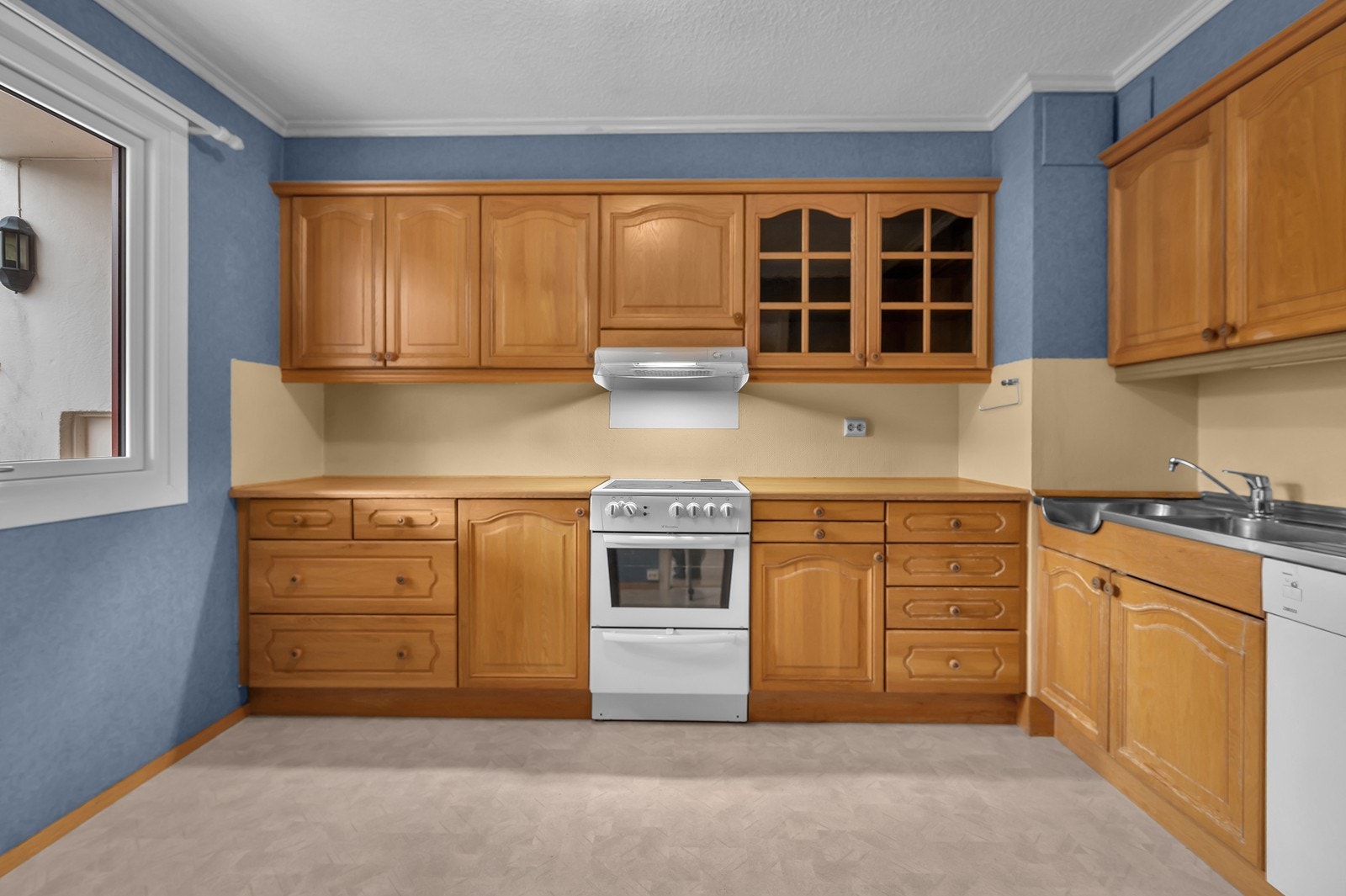 Godt med skap - og benkeplass på kjøkken Galleribilde