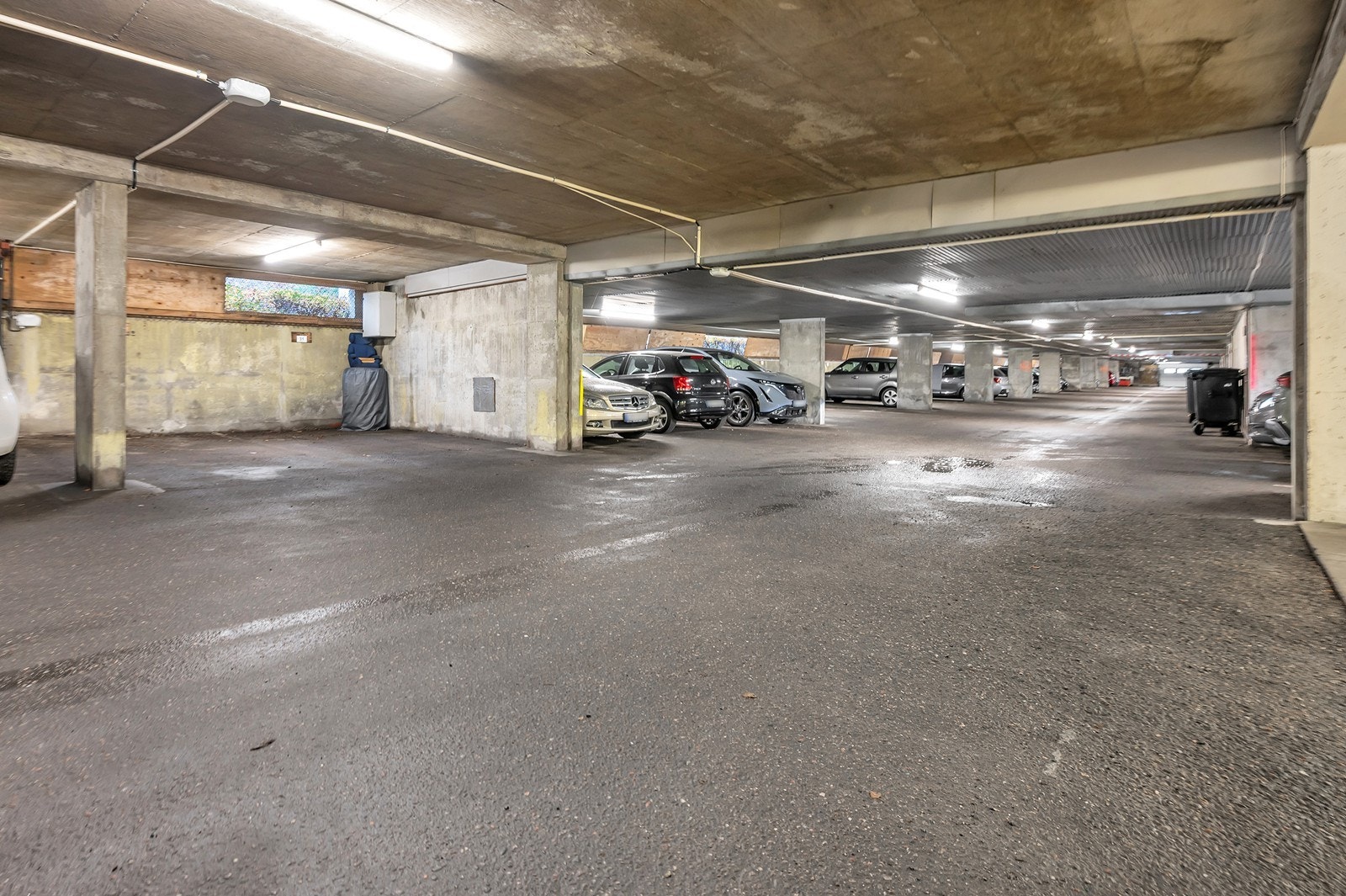 Parkeringsplass i kjeller Galleribilde