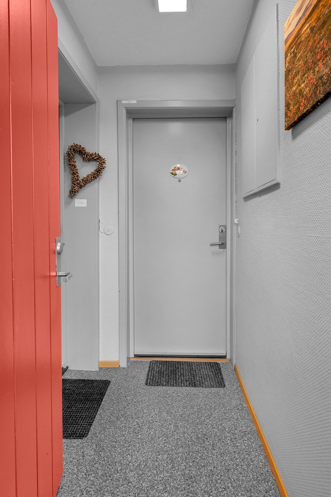 Inngangsparti - leiligheten disponerer også egen bod i samme etasje. Galleribilde