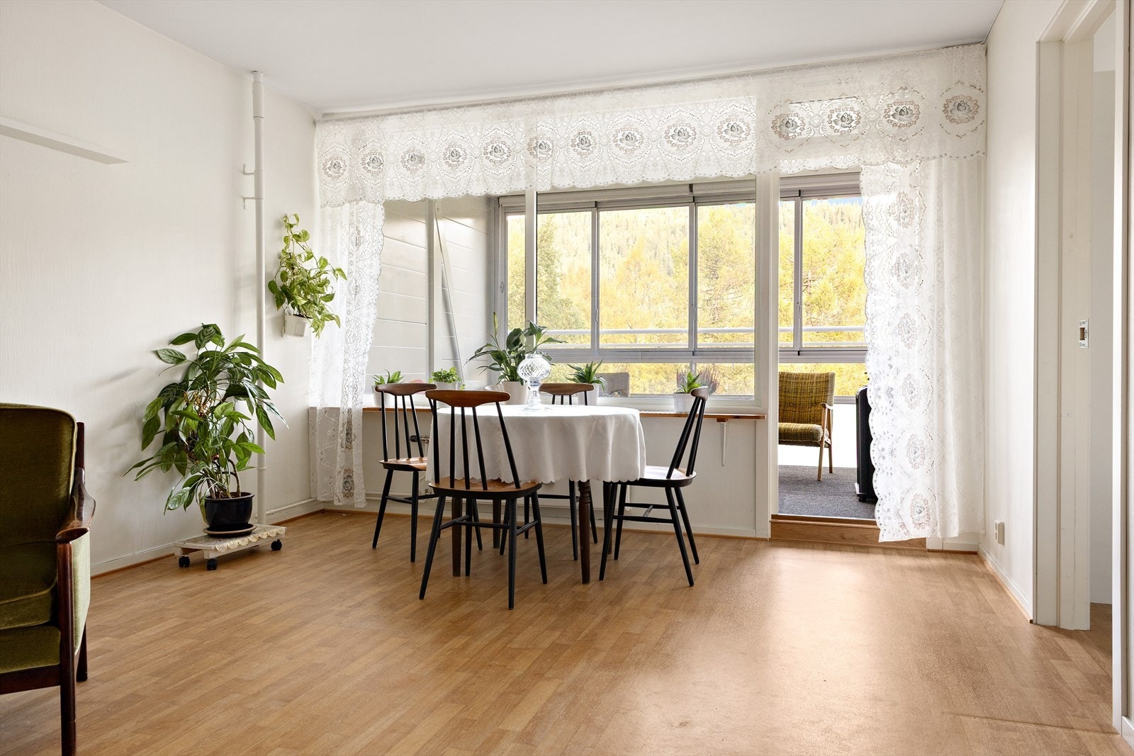 Leiligheten er planløst med entré, gang, bod, toalettrom, bad, 2 soverom, kjøkken og stue. Galleribilde