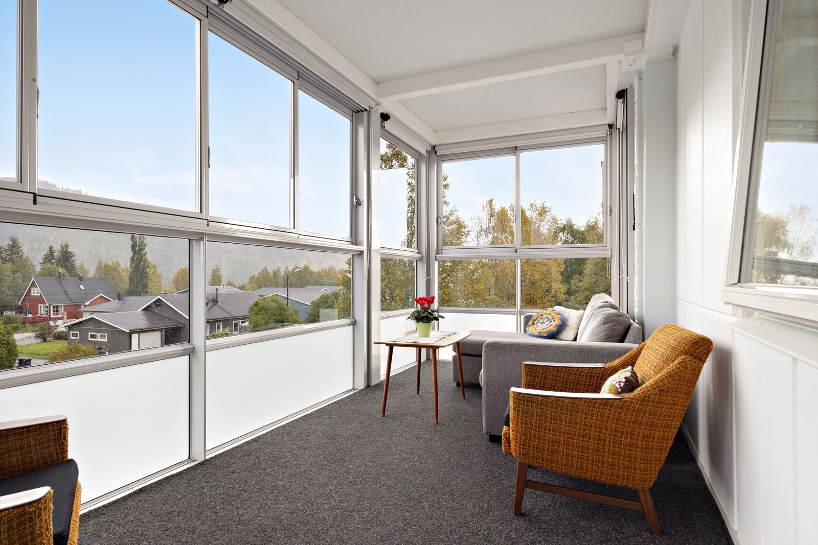 Denne romslige, innglassede balkongen fungerer som et ekstra oppholdsrom gjennom store deler av året. Galleribilde
