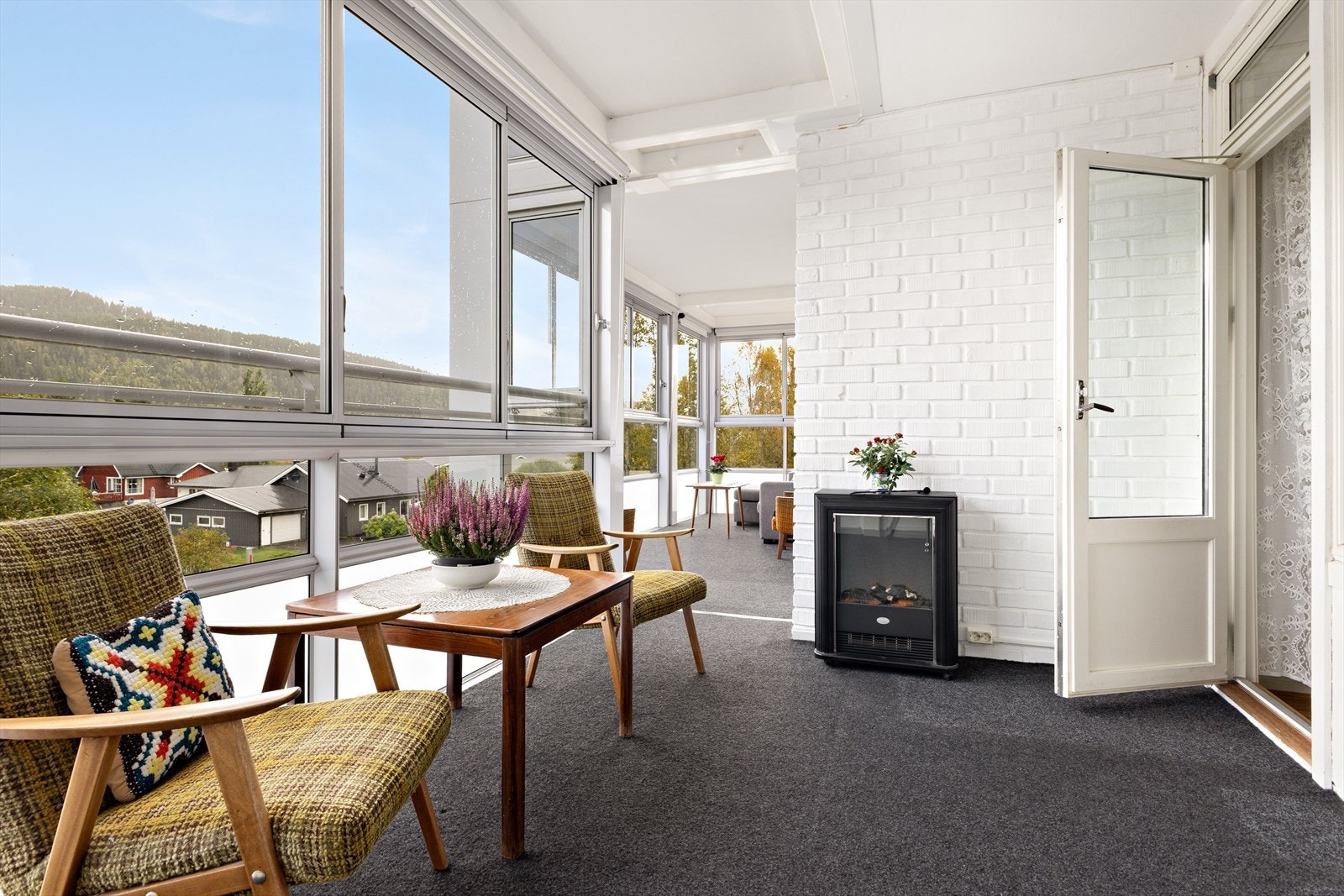 Fra stuen er det utgang til balkong på 28 kvm. Balkongen er fullstendig innglasset med store glassfelt som gir mye lys og utsikt. Galleribilde