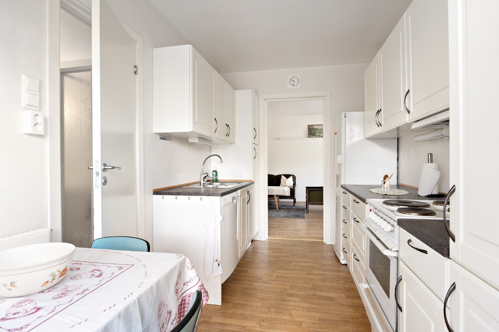 Kjøkkenet har en funksjonell innredning med gode skap- og benkeplater på begge sider. Her er det også plass til en mindre spisegruppe. Galleribilde