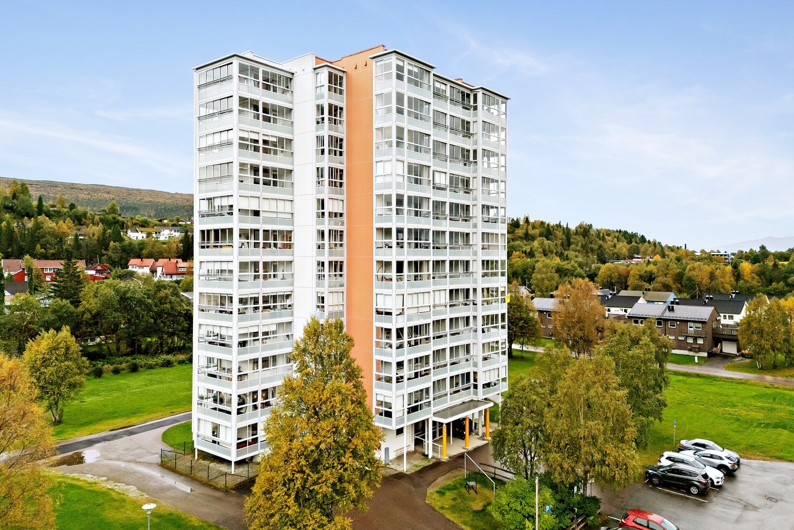 Leiligheten ligger fint til i 3. etasje, over inngangspartiet. Myrtun er et flott og veldrevet borettslag. Borettslaget har heis som er renovert for noen år siden, ansatt vaktmester, et eget forsamlingslokale og treningsrom. Galleribilde