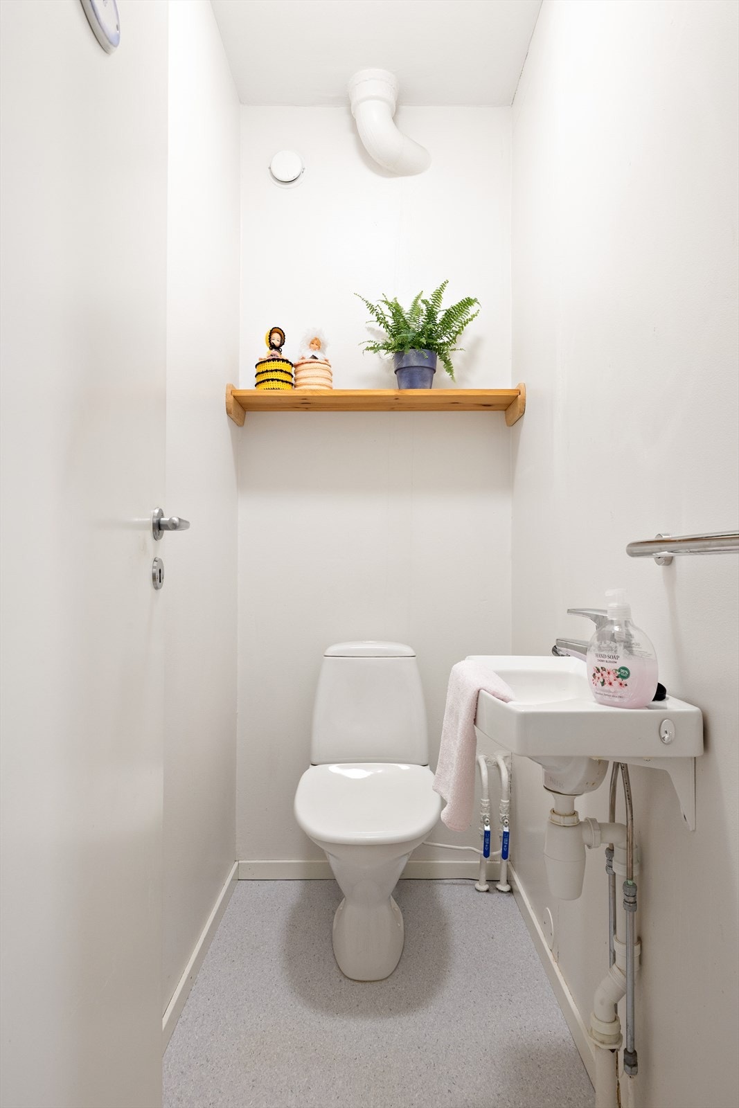 Toalettrommet ligger vegg i vegg med badet. Hele rommet er nylig oppmalt. Galleribilde