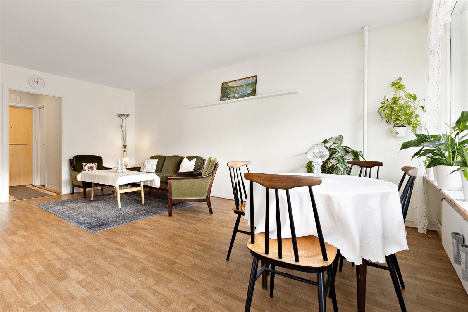 Stuen fremstår lys og innbydende med store vindusflater som slipper inn rikelig med dagslys. Rommet har planløsning med naturlig plass til både sofagruppe og spisebord. Galleribilde