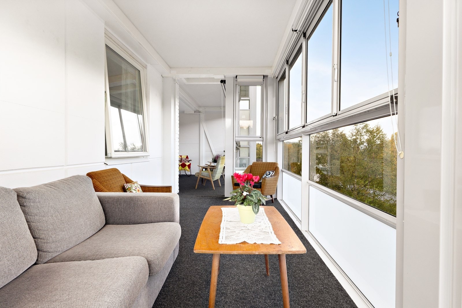 De fleksible glassfeltene kan enkelt åpnes og lukkes etter behov - fra små luftespalter til helt åpen front når sommerdagene melder seg. Galleribilde