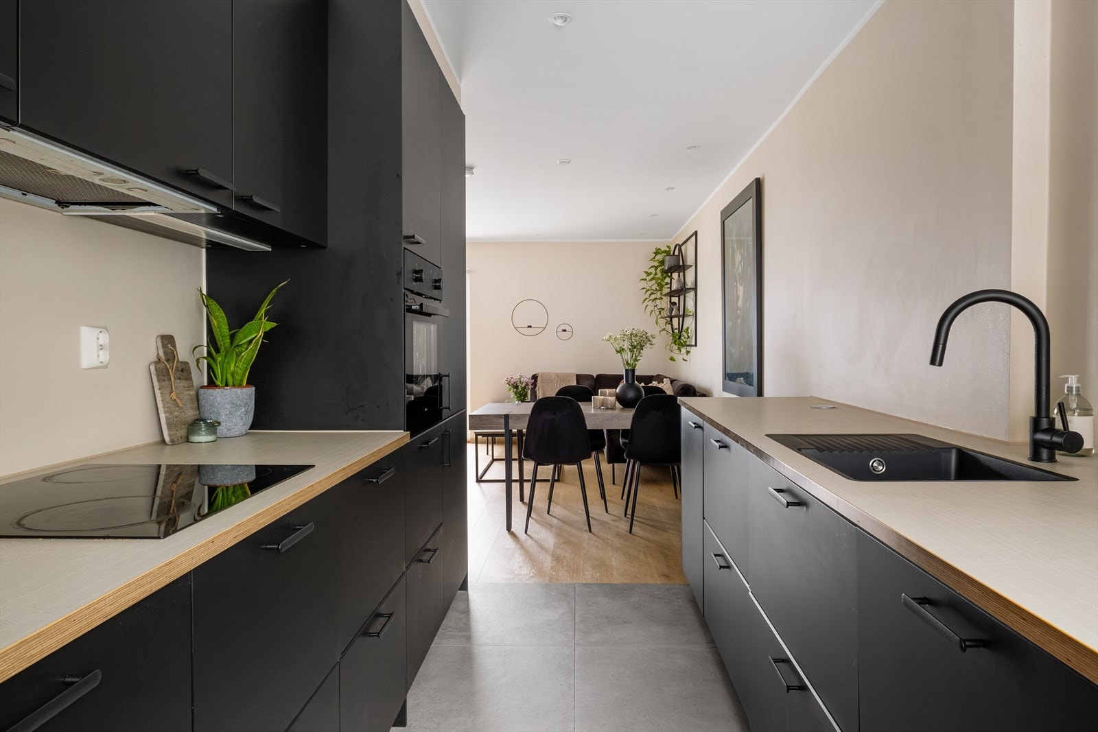 Kjøkkenet inkluderer integrerte hvitevarer som platetopp, stekeovn, oppvaskmaskin, kjøleskap og fryser. Galleribilde