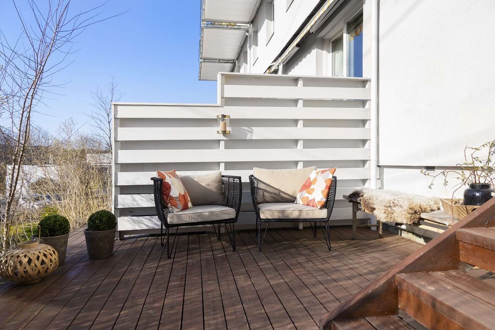 Her er det plass til både spisegruppe, loungemøbler og beplantning. Galleribilde