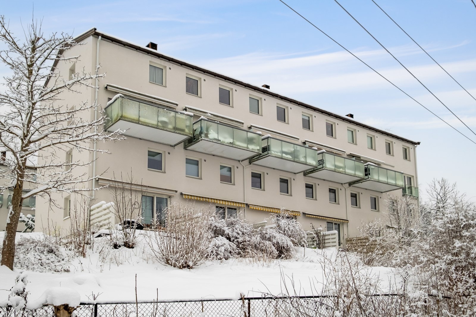 Beliggenheten er både sentral og barnevennlig, med kort vei til t-bane, buss, skoler, barnehager, butikker, treningssenter og flotte turområder. Galleribilde