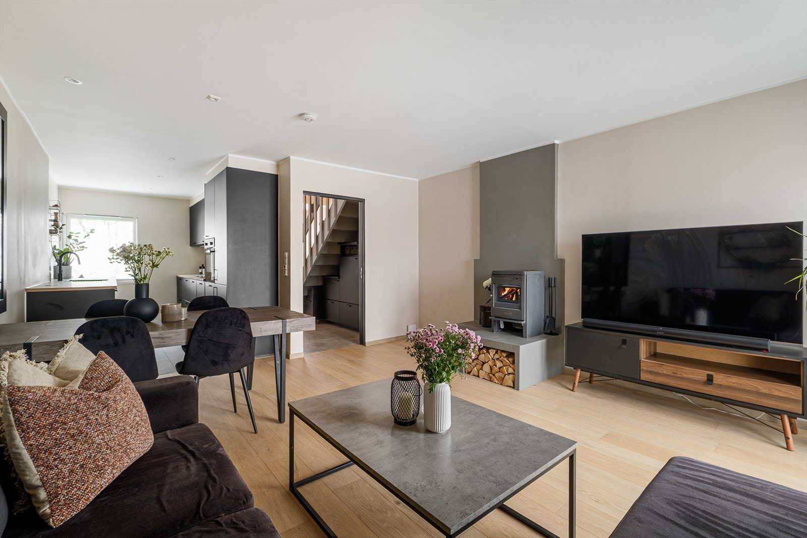 En moderne, gjennomført og tiltalende 4-roms leilighet over to plan. Galleribilde