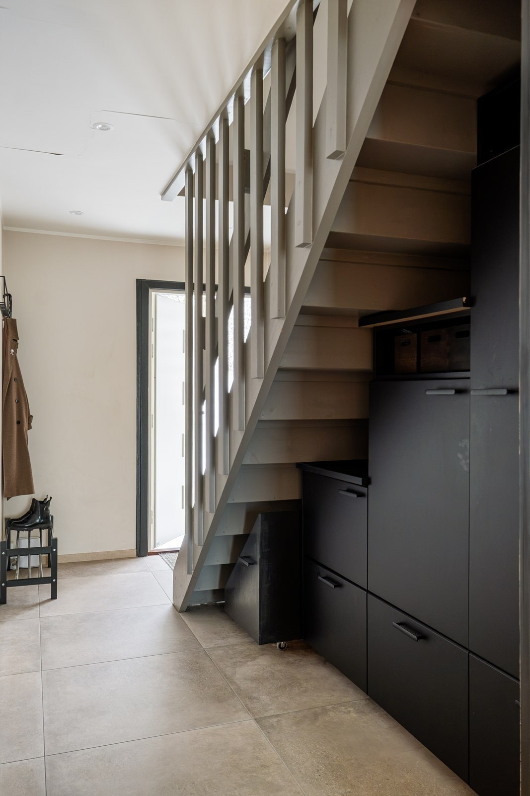 Praktisk løsning med oppbevaringsmuligheter under trappen. Galleribilde