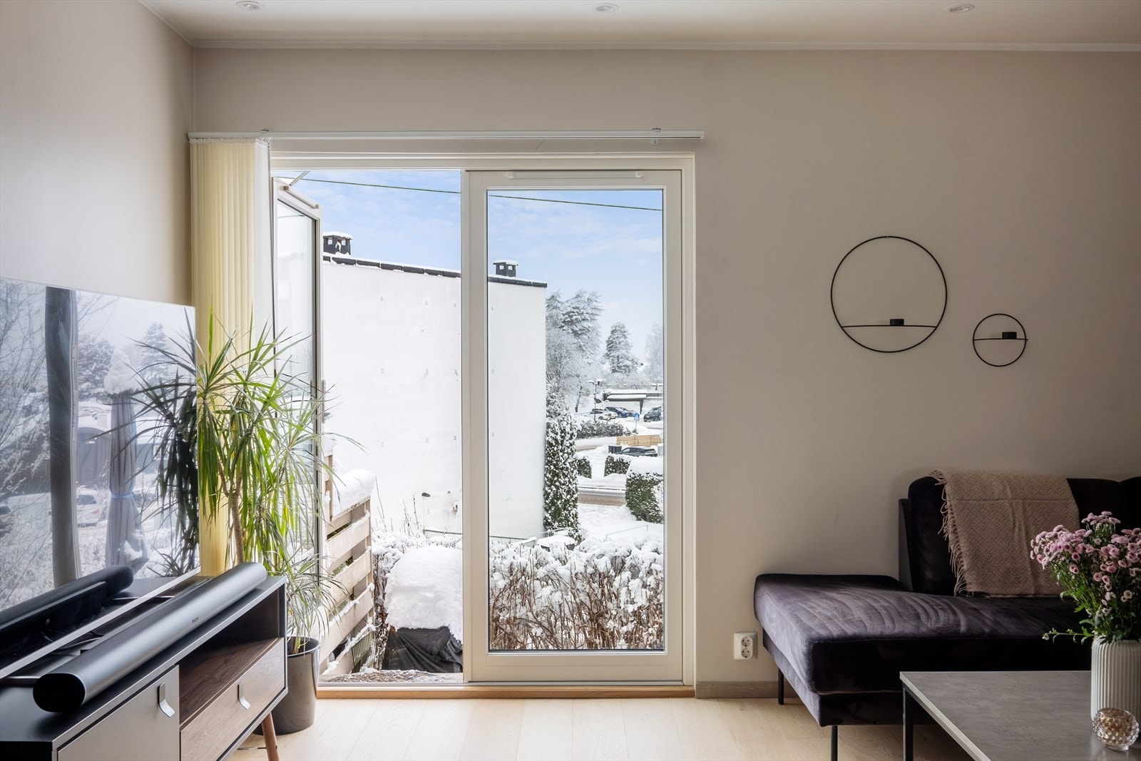 Fra stuen er det utgang til en solrik, vestvendt markterrasse på ca. 17 kvm. Galleribilde