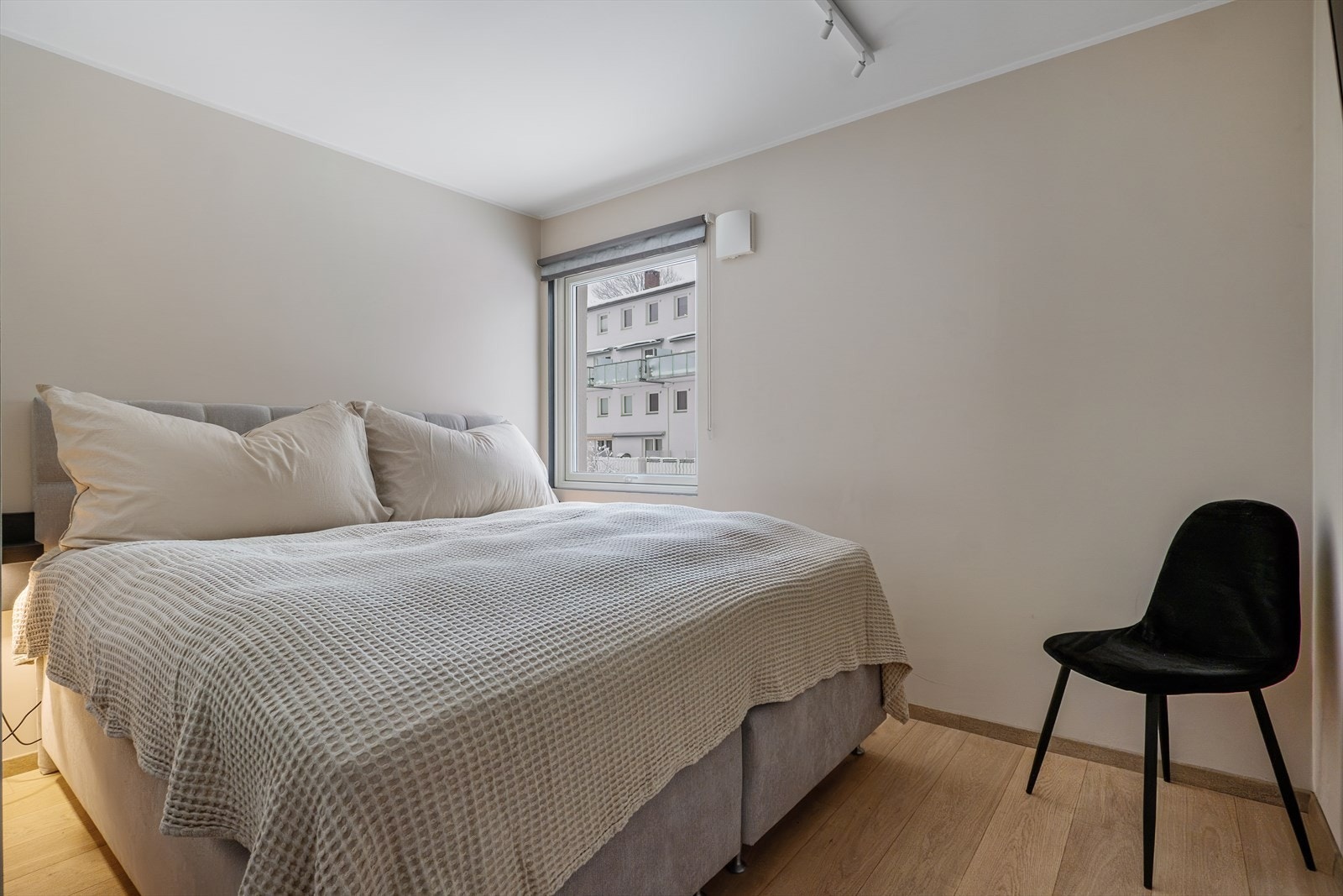 Hovedsoverommet har god plass til dobbeltseng, garderobeløsning og annet ønsket møblement. Galleribilde