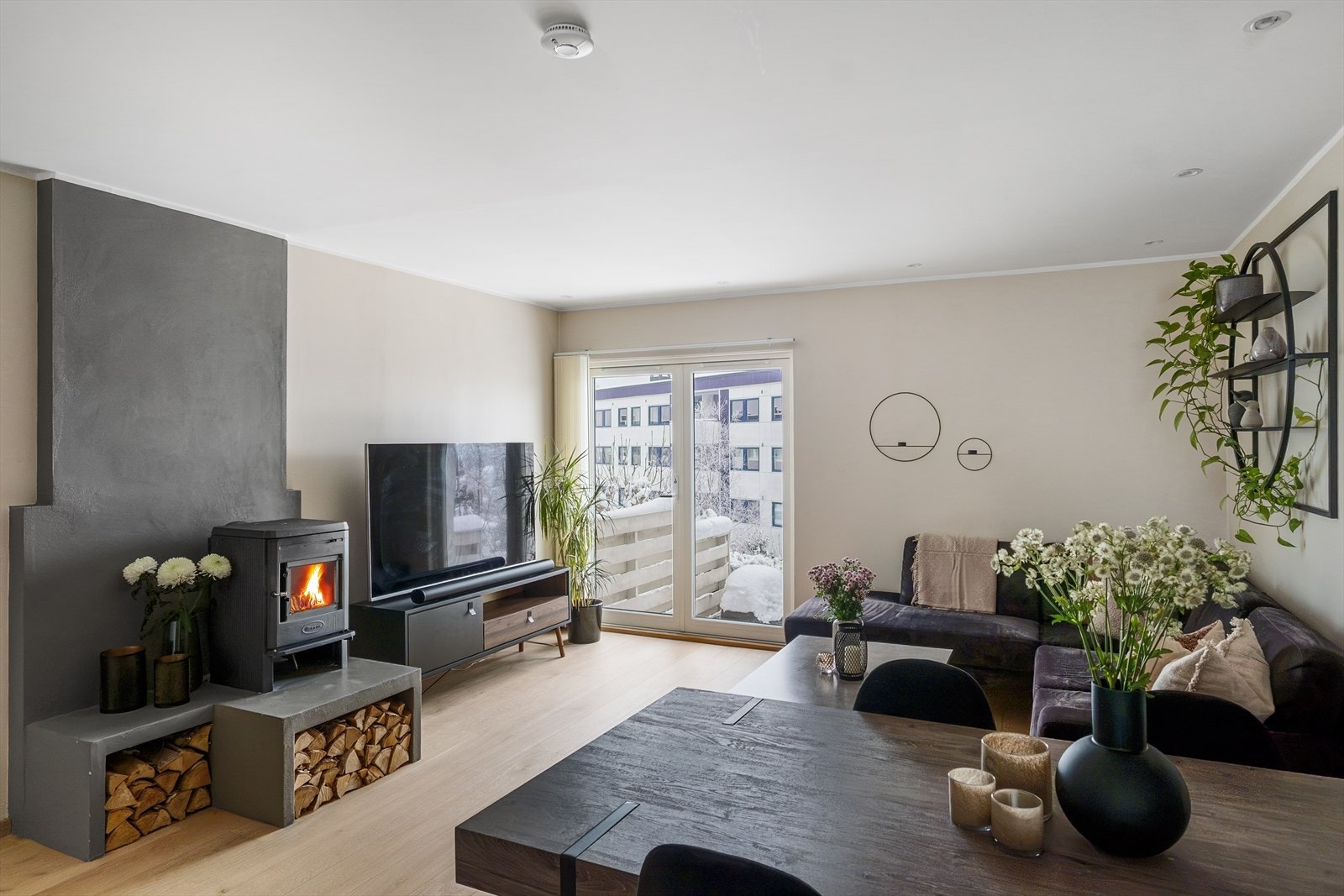 Stuen er lys og innbydende med god plass til både sofagruppe og spisebord. Galleribilde