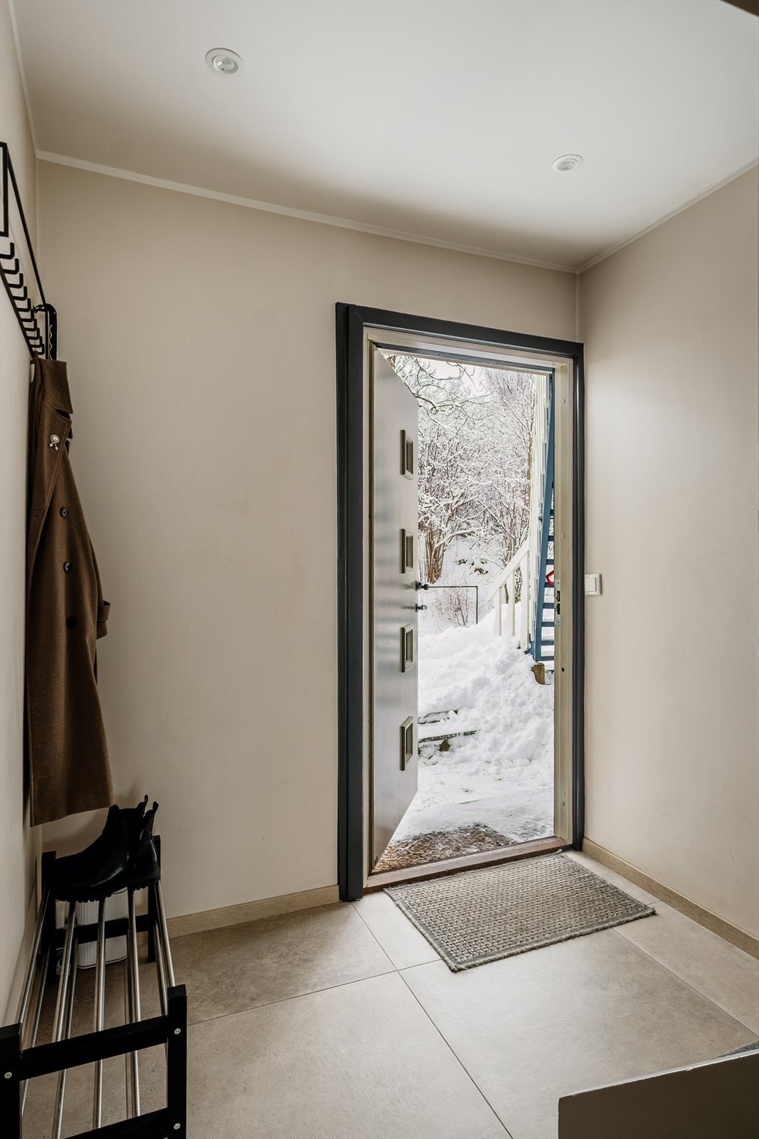 Flott entré med store fliser, varmekabler og garderobeskap. God plass til yttertøy og sko. Galleribilde