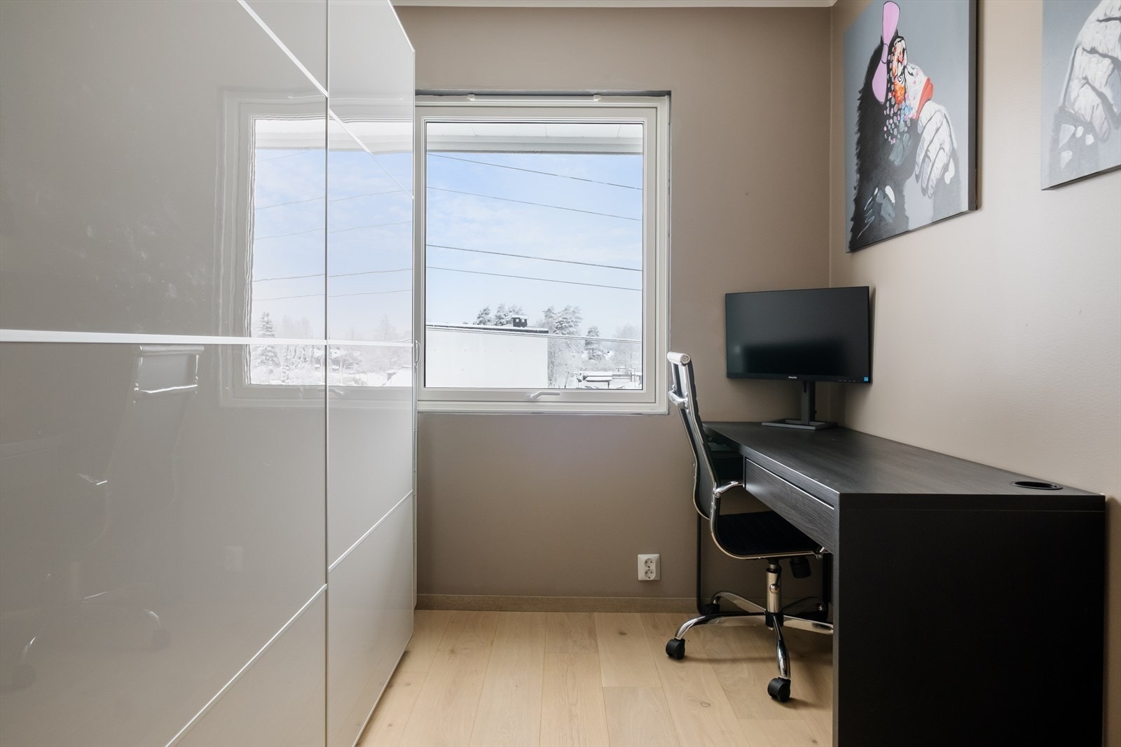 De to øvrige soverommene egner seg godt som barnerom, gjesterom eller hjemmekontor, og har praktiske størrelser med gode møbleringsmuligheter. Galleribilde