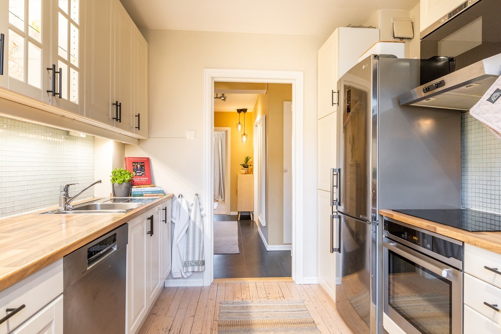 - Kjøkkenet har gode arbeidsflater og er utstyrt med integrerte hvitevarer som komfyr og platetopp, samt ventilator over koketopp - Galleribilde