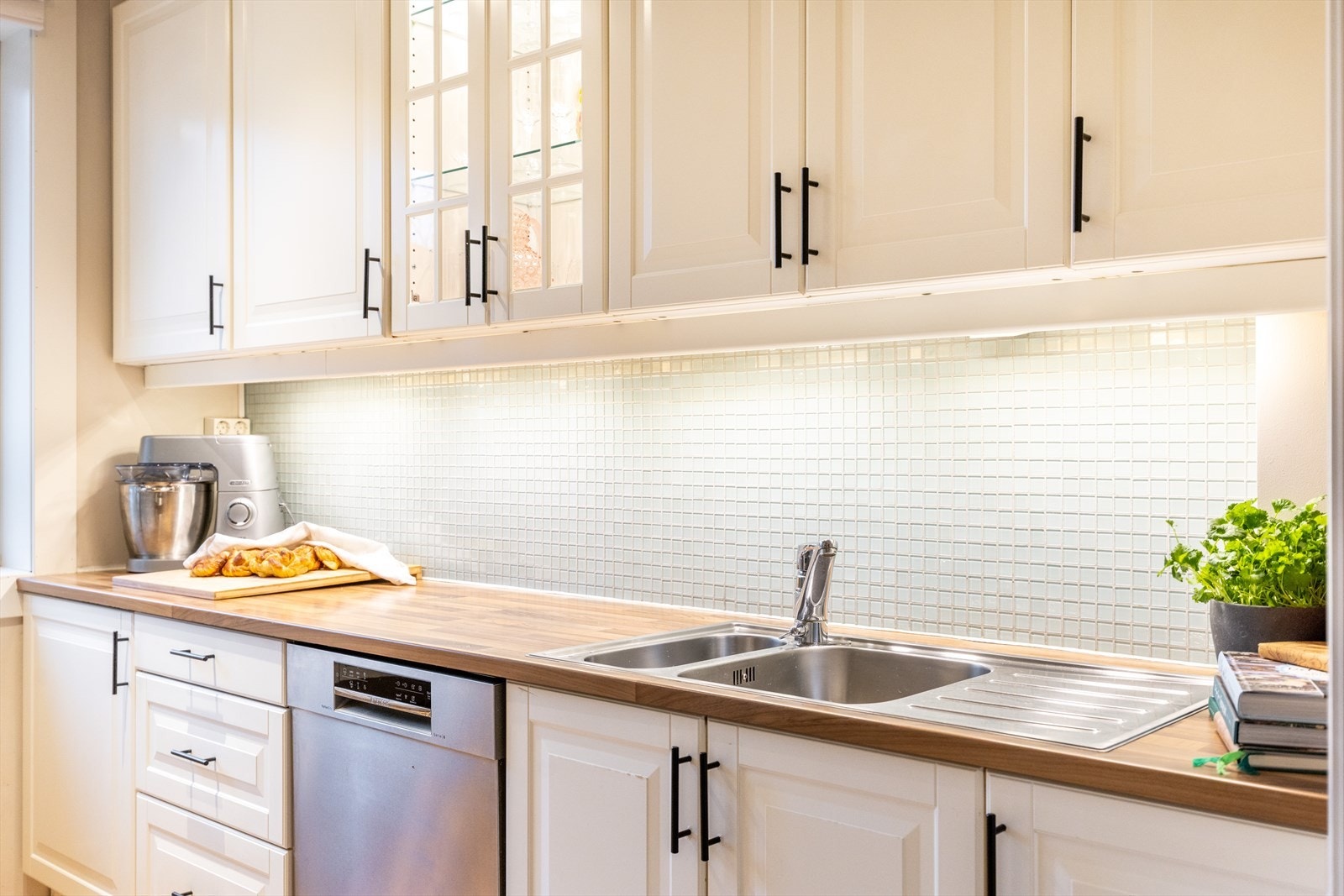 - Frittstående kjøleskap og opplegg for vaskemaskin gir en praktisk og funksjonell løsning - Galleribilde