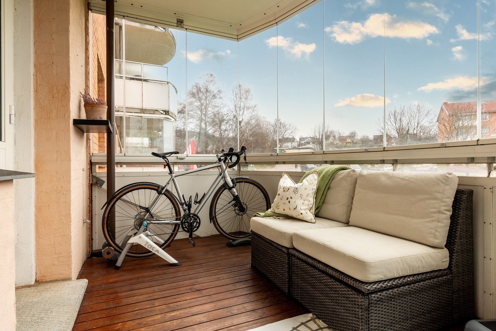 - Godt med plass på balkongen, perfekt for den som vil sykle "ute" hele året - Galleribilde
