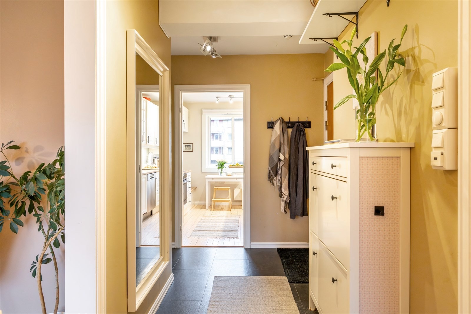 - God plass til sko og yttertøy - Galleribilde