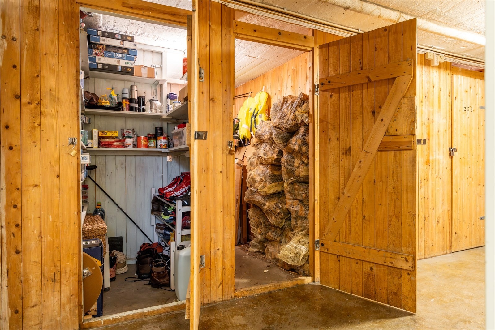 - Det er to kjellerboder og en loftsbod på totalt 18 kvm - Galleribilde