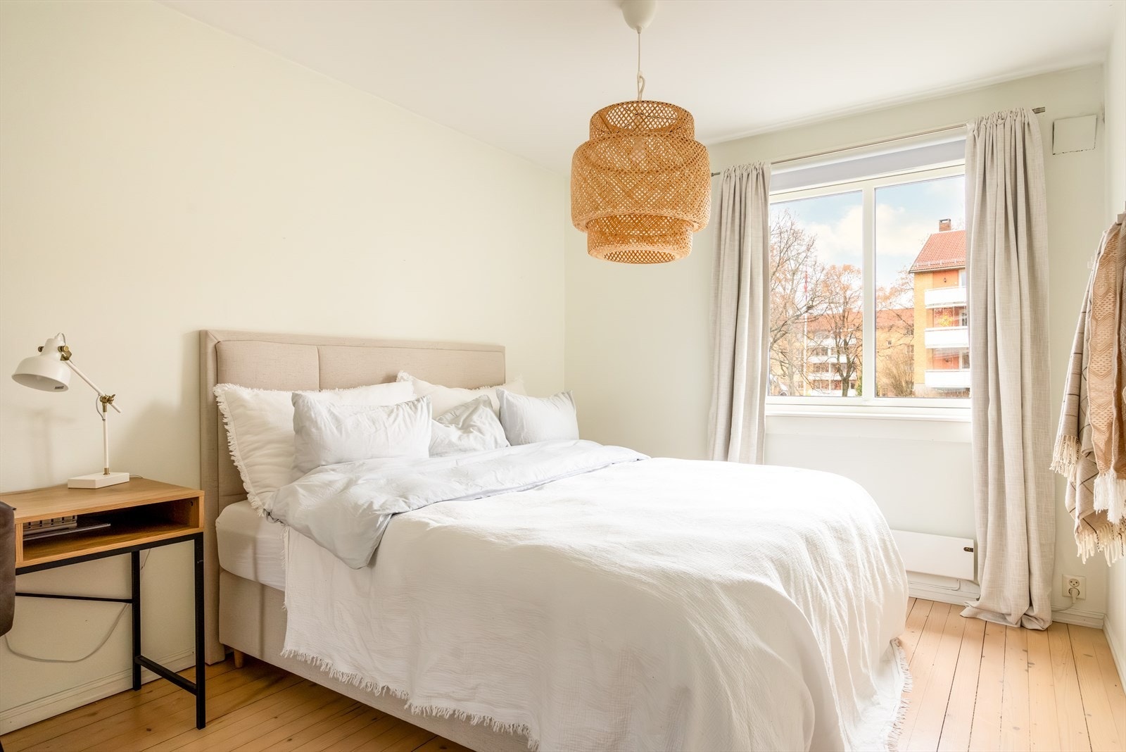 - Romslig hovedsoverom med god plass til dobbeltseng med tilhørende nattbord - Galleribilde