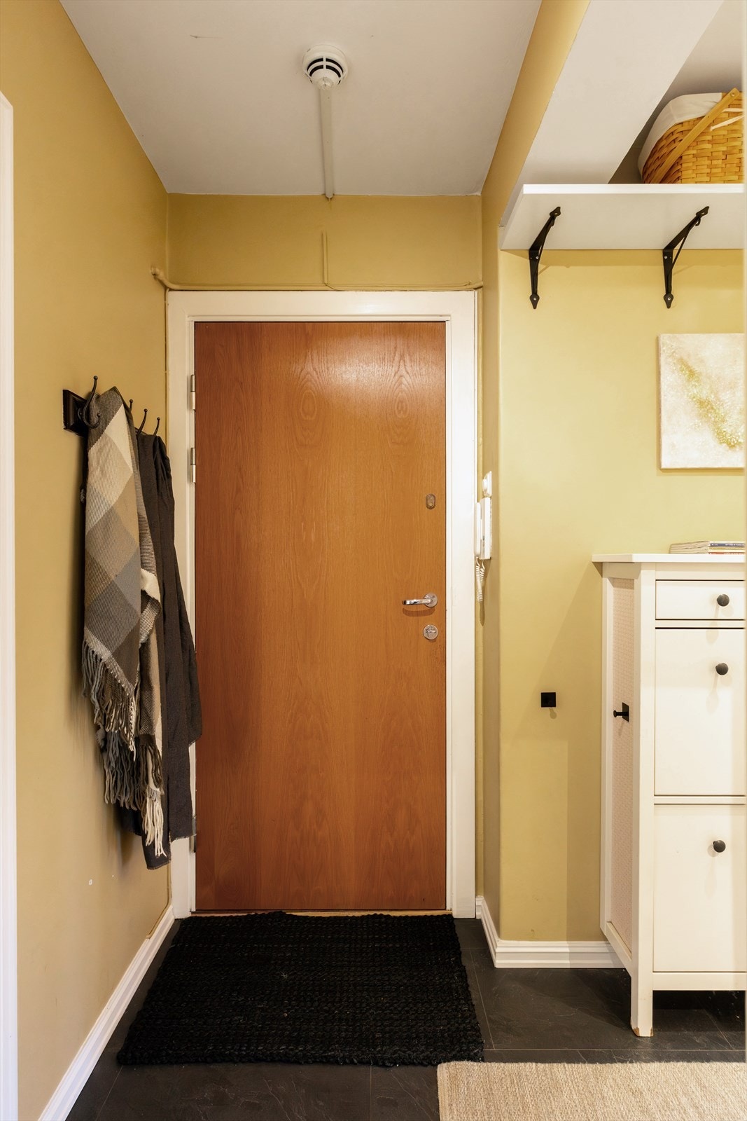 - Lys og innbydende entré som gir et godt førsteinntrykk av leiligheten - Galleribilde