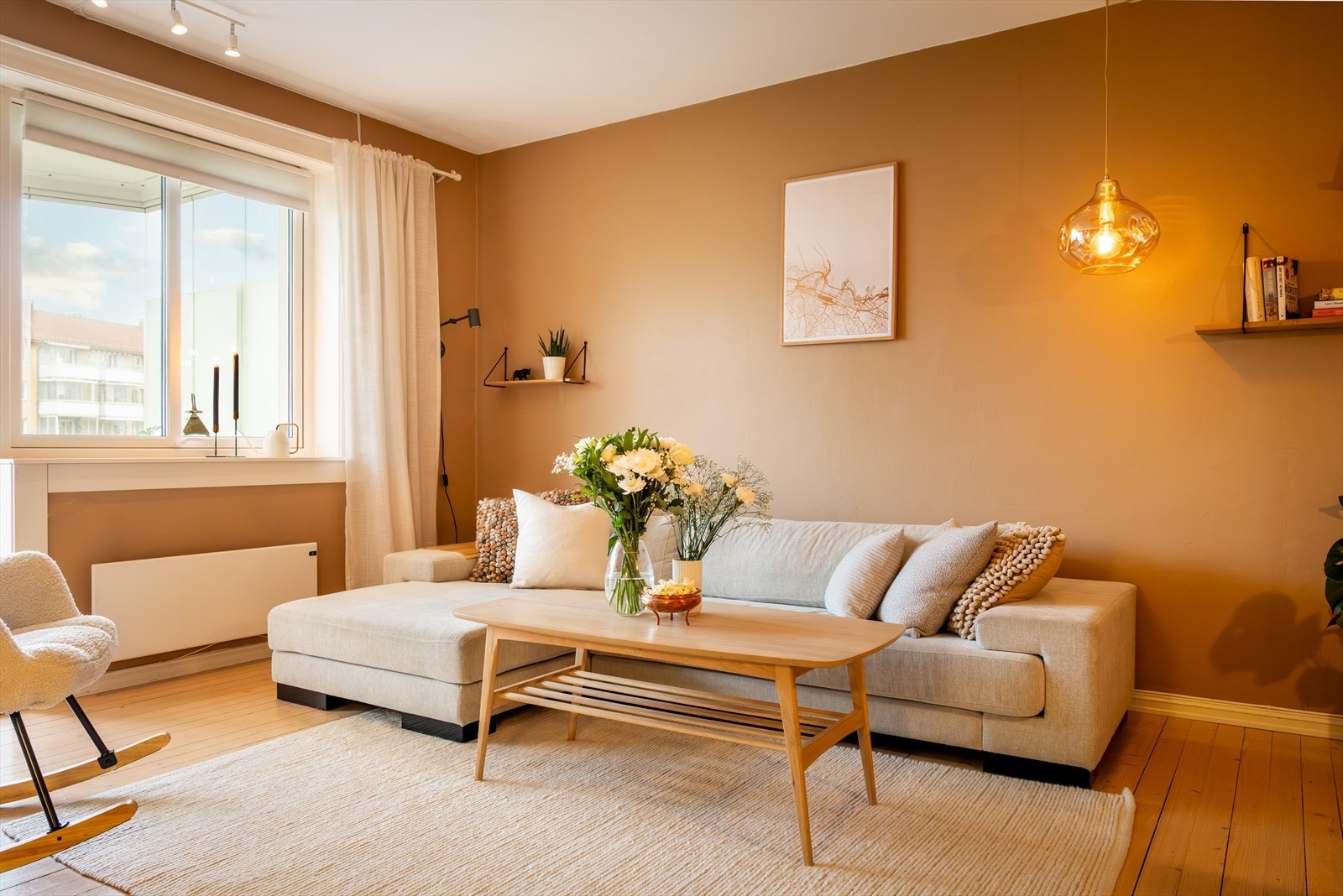 - Leiligheten er malt i delikate og tidsriktige farger - Galleribilde