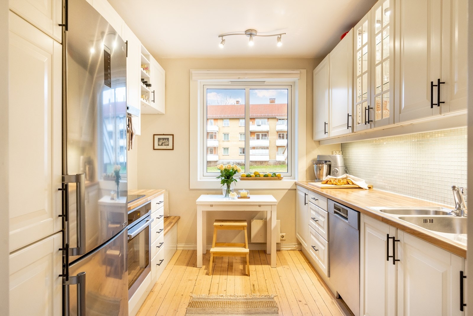 - Separat og romslig kjøkken med moderne kjøkkeninnredning med profilerte fronter og laminert benkeplate - Galleribilde