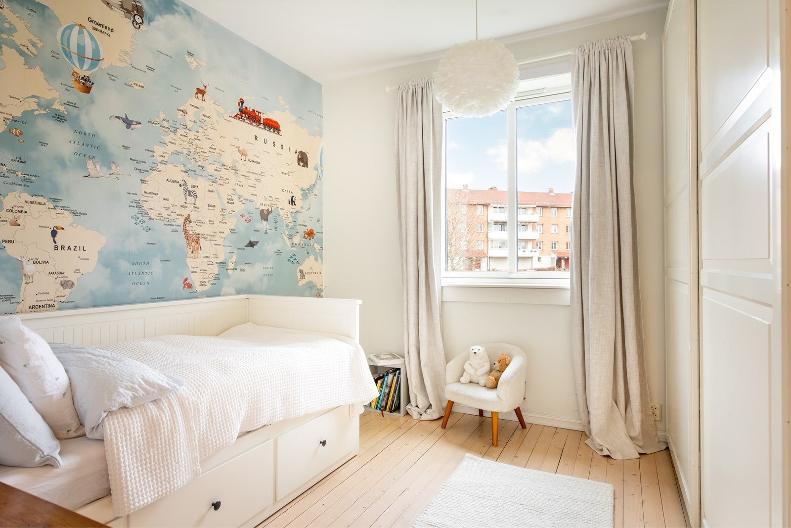 - Soverom nummer to er også av god størrelse og har plass til seng samt god oppbevaringsplass i skyvedørsgarderobe - Galleribilde