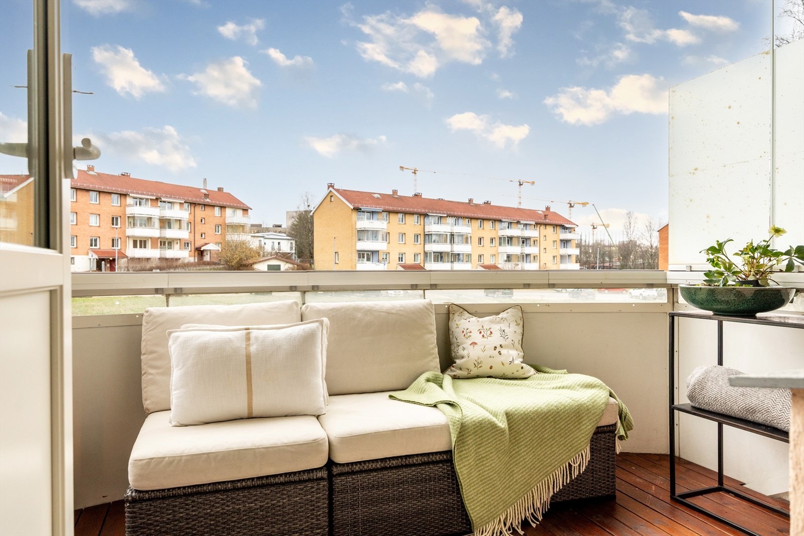 - Innglasset balkong på ca. 7 kvm med utgang fra stuen - Galleribilde