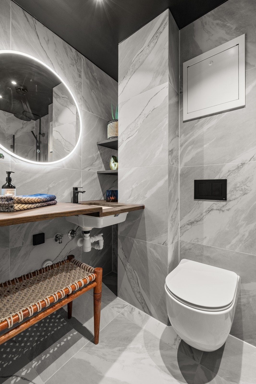 Tidløst bad med flislagt gulv og vegger. Galleribilde